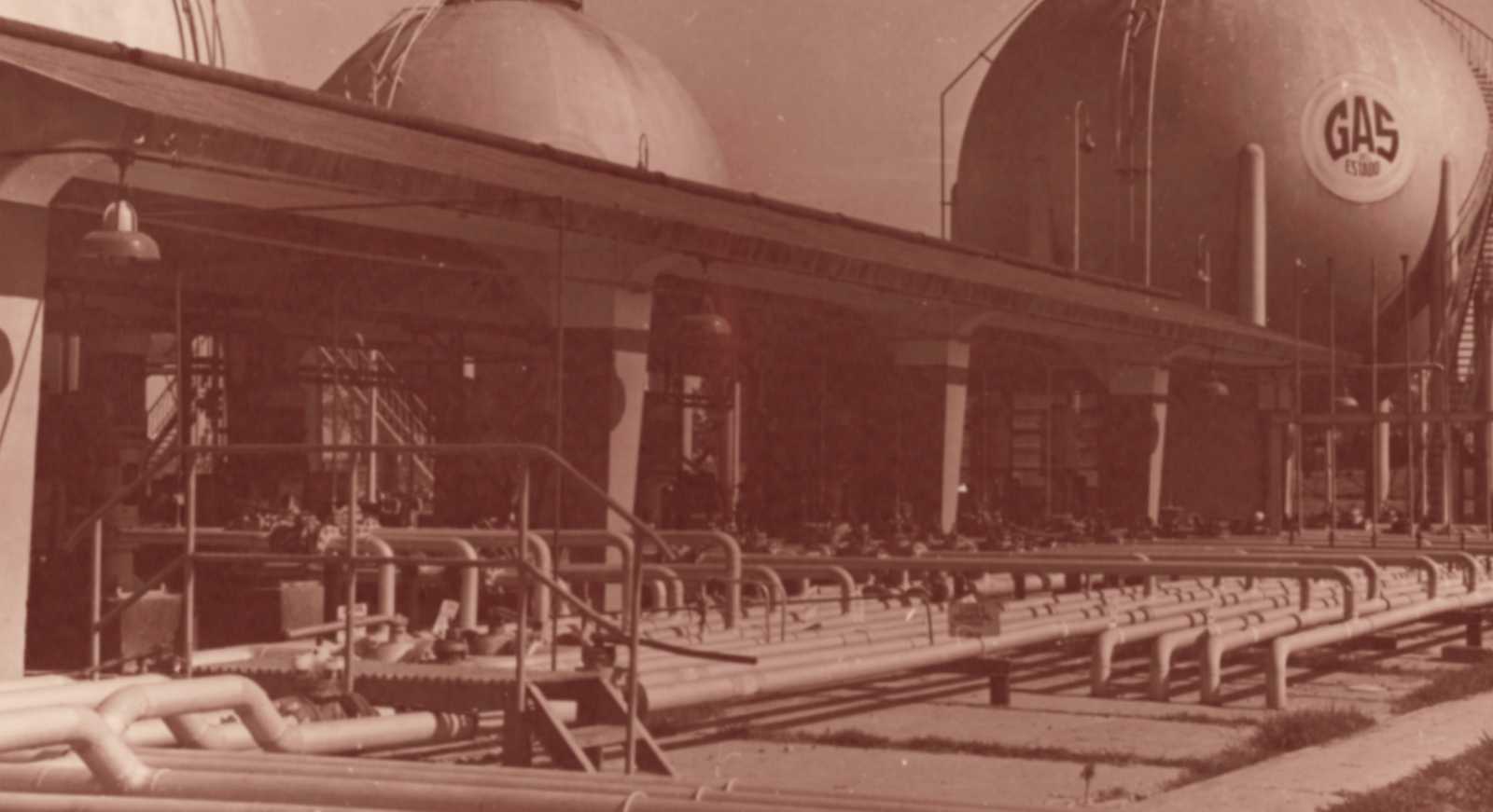 Instalación de bomba en planta de gas