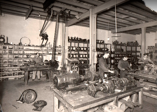 Equipo en reunión de ingeniería